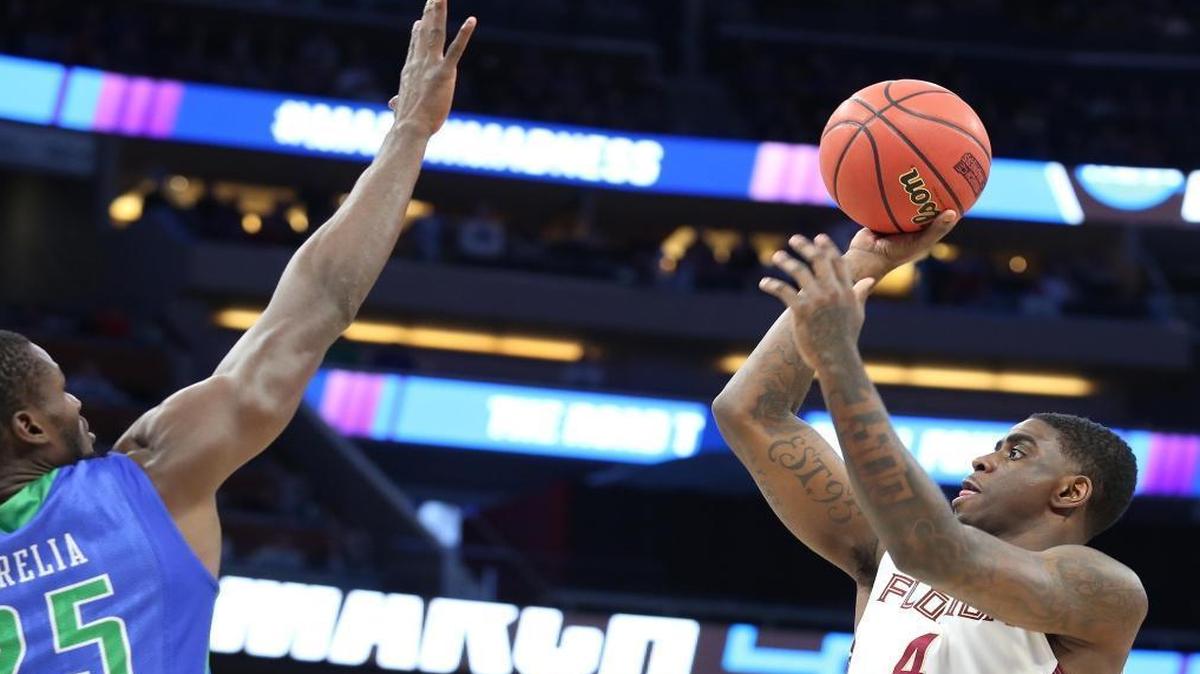 Florida State's Dwayne Bacon (4) shoots past Florida Gulf Coast's Marc-Eddy Norelia (25) during the first half in the first round of the NCAA Tournament at the Amway Center in Orlando, Fla., on Thurs., March 16, 2017.