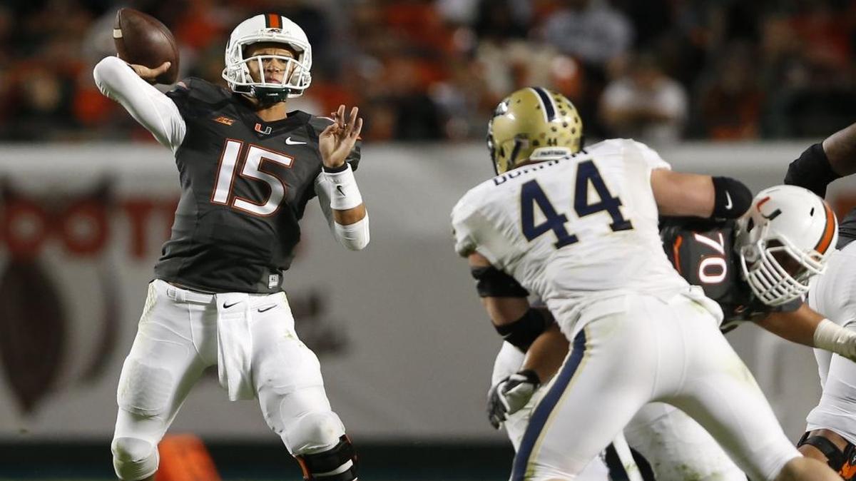 UM quarterback Brad Kaaya sets up to pass against Pittsburgh at Sun Life Stadium on Saturday, Nov. 29, 2014.