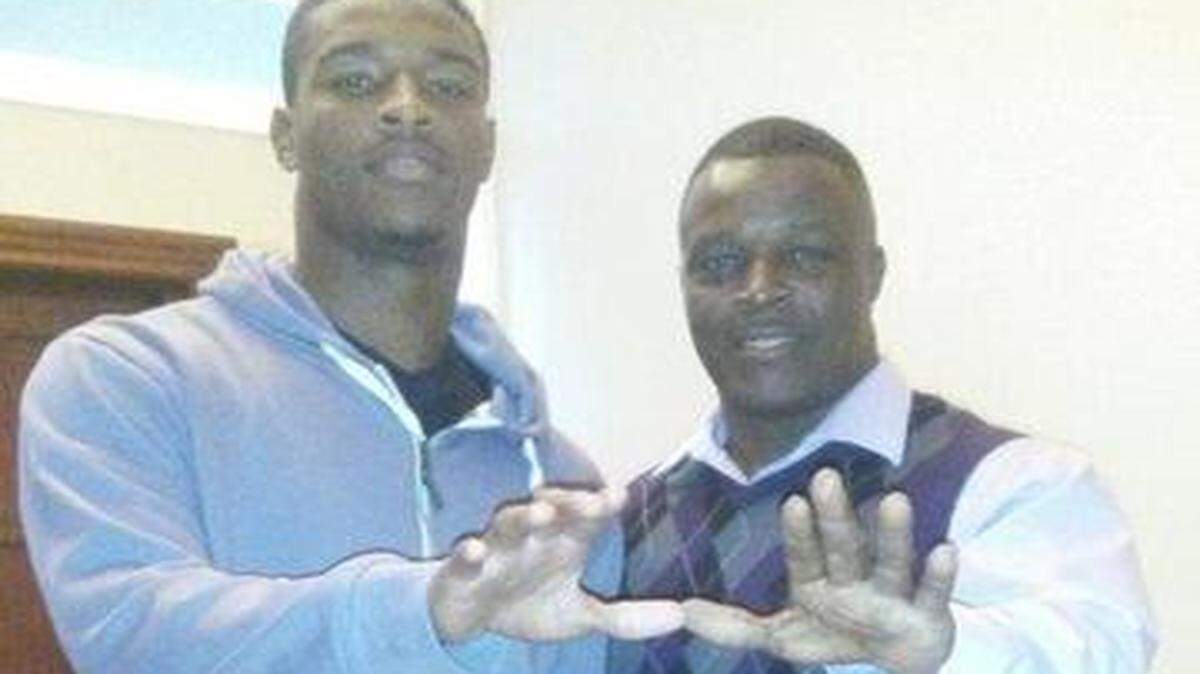 <cutline_leadin>Throwing Up The U:</cutline_leadin> Deon Bush with his father, Gary Bush Sr., at their home on Sunday before church. Bush<133>Sr. is continuing his battle with liver cancer.