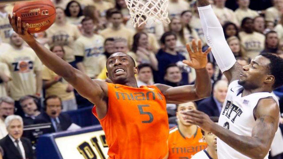 
Miami's Davon Reed shoots past Pittsburgh's Michael Young in the second half Wednesday, March 4, 2015, in Pittsburgh. Miami won 67-63.
