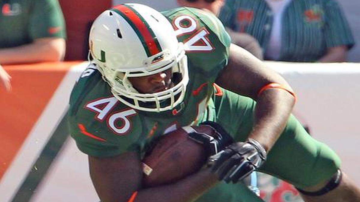 
Miami Hurricanes tight end Clive Walford gains yardage against North Carolina at Sun Life Stadium in Miami Gardens, Florida, Nov. 1, 2014.
