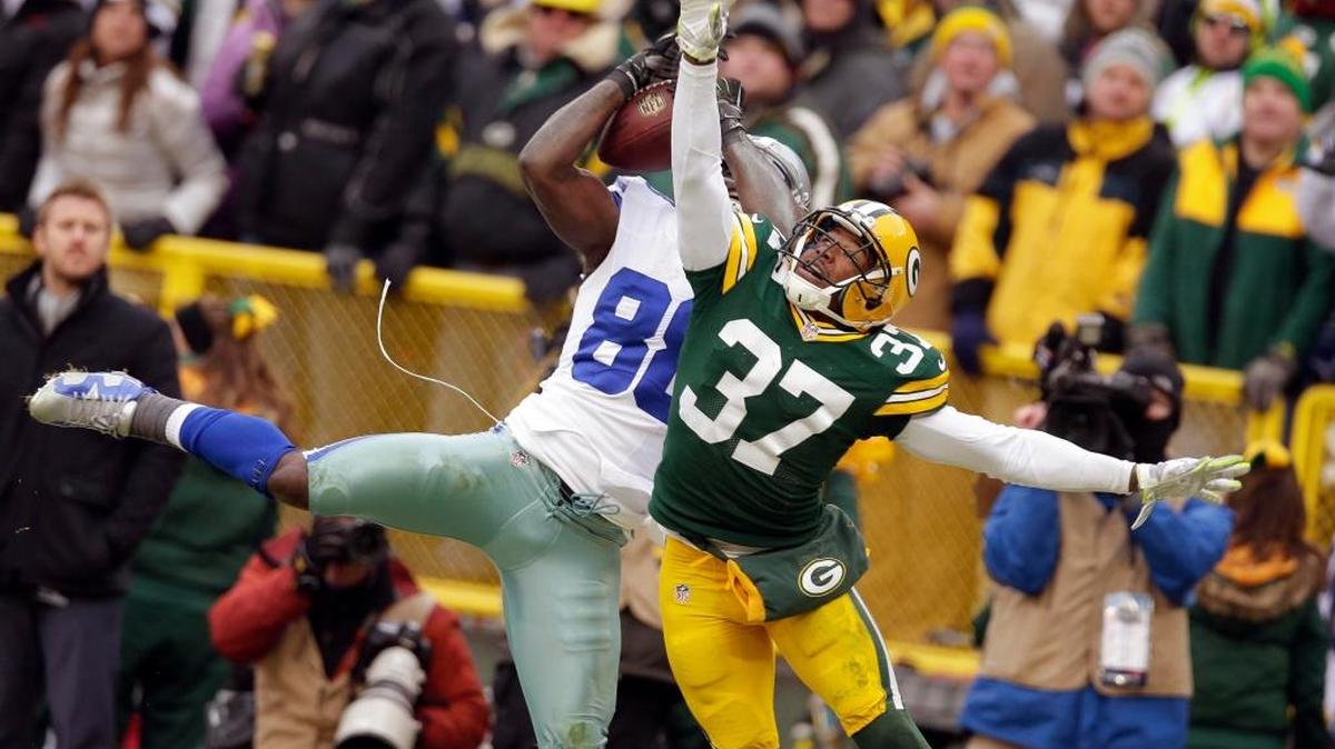 Dallas Cowboys wide receiver Dez Bryant (88) is defended by Green Bay Packers cornerback Sam Shields (37). Shields was charged on Thursday with possession of marijuana and possession of drug paraphernalia for a search that occurred on Oct. 19.