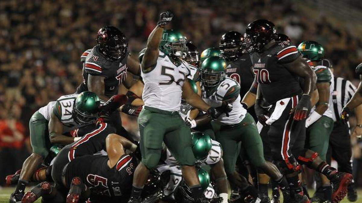 
Miami Hurricanes linebacker Denzel Perryman (52) reacts after a play in the second quarter as the University of Miami plays the Louisville Cardinals at Papa John’s Stadium in Louisville, Kentucky, on Monday, Sept. 1, 2014.
