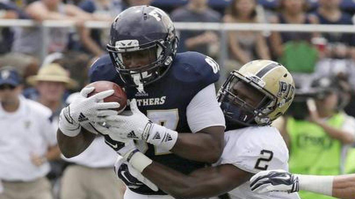 
FIU Panthers Jonnu Smith (87) makes a catch against Pittsburgh at FIU Stadium in Miami on Sept. 13, 2014.
