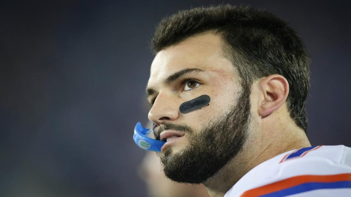 
Florida quarterback Will Grier watches a play on the scoreboard in the first half during an NCAA college football game against Kentucky, Saturday, Sept. 19, 2015, in Lexington, Ky. Florida won the game 14-9. 
