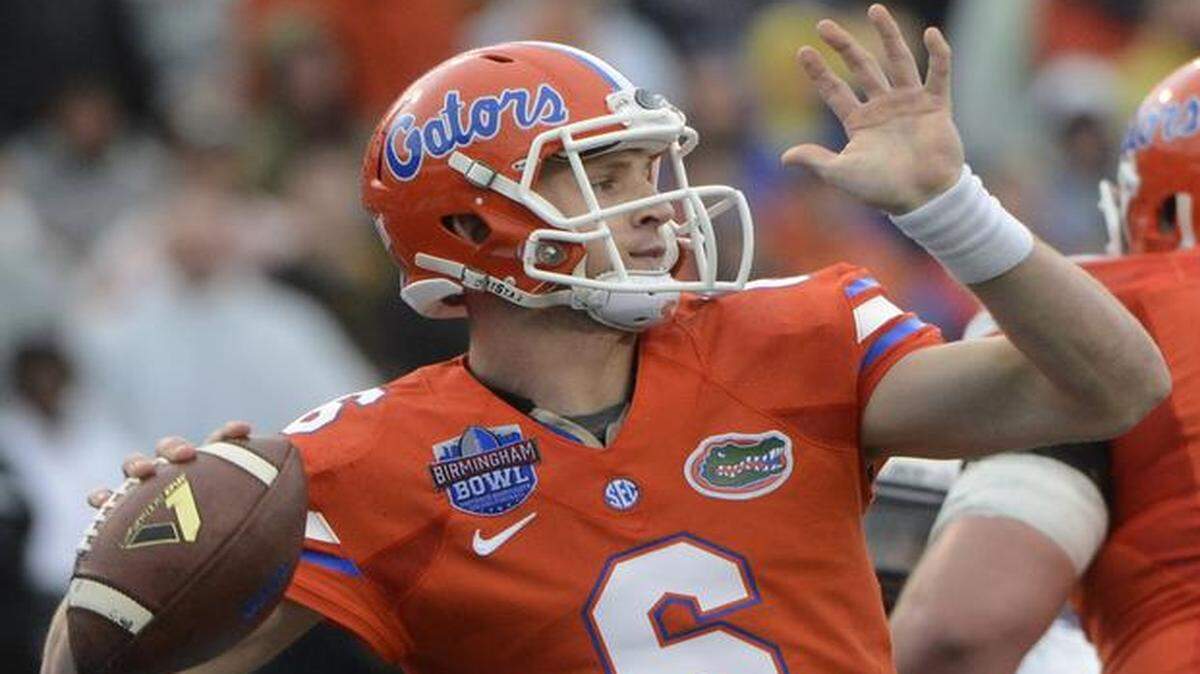 
Florida quarterback Jeff Driskel throws a pass during the first half of the Birmingham Bowl against East Carolina, Saturday, Jan. 3, 2015, in Birmingham, Ala.
