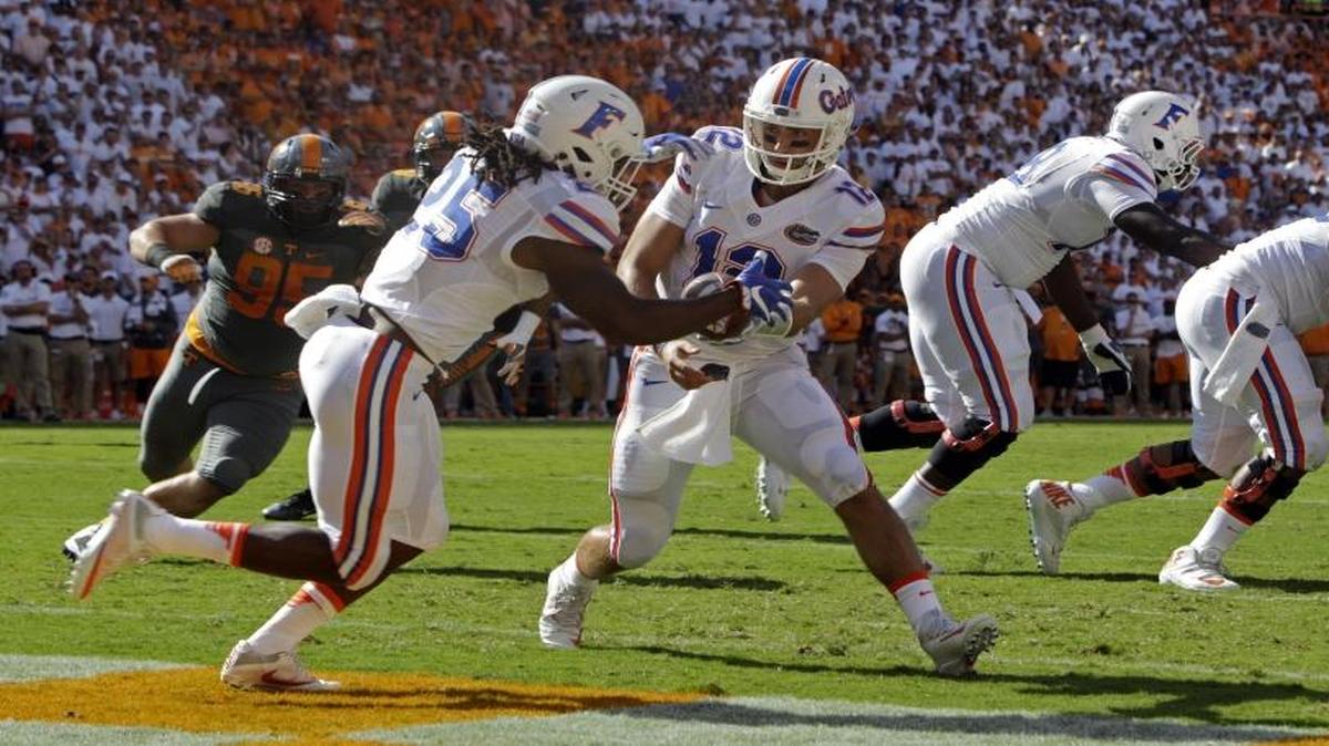 Florida quarterback Austin Appleby (12) turns to hand the ball of to running back Jordan Scarlett (25) during the first half of an NCAA college football game Sat., Sept. 24, 2016, in Knoxville, Tenn.