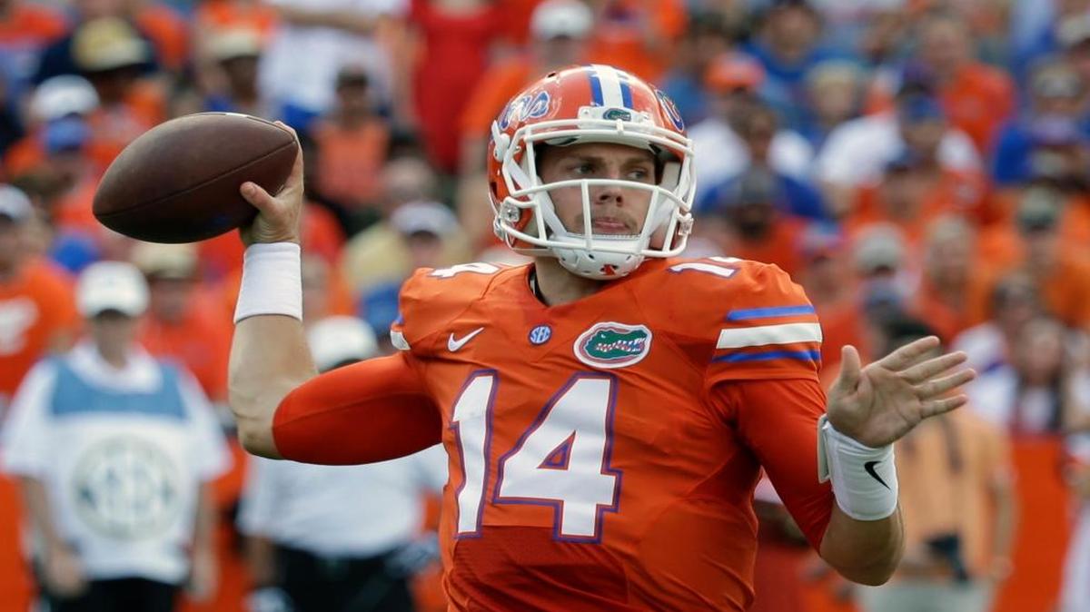 Florida quarterback Luke Del Rio looks for a receiver against Kentucky in the first half of an NCAA college football game, Sat., Sept. 10, 2016, in Gainesville, Fla.