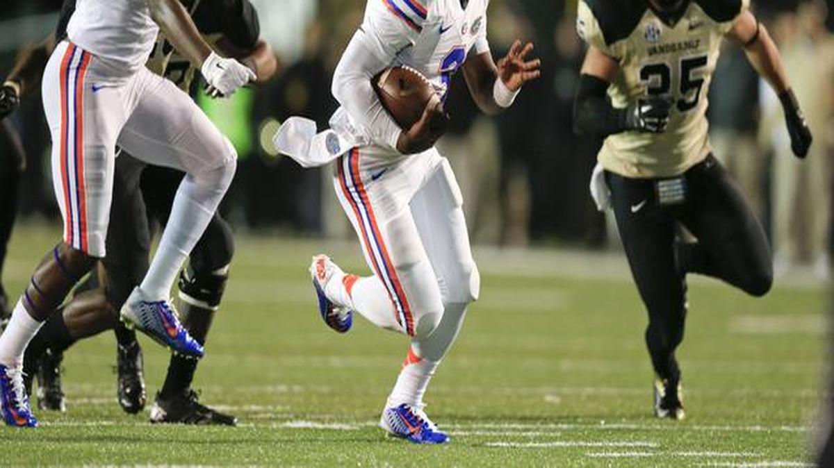 
Florida quarterback Treon Harris (3) runs 33 yards for a touchdown as Vanderbilt linebacker Darreon Herring (35) pursues in the fourth quarter of an NCAA college football game Saturday, Nov. 8, 2014, in Nashville, Tenn. Florida won 34-10. 
