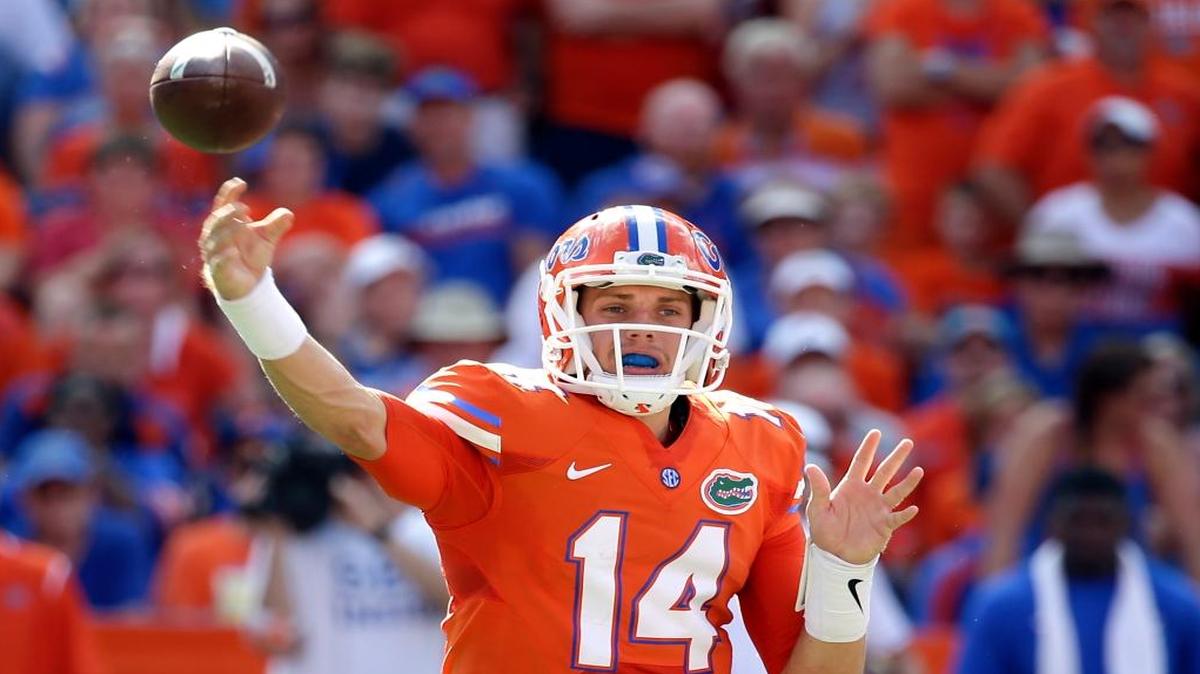 Florida quarterback Luke Del Rio throws a pass against Kentucky during the first half of an NCAA college football game, Saturday, Sept. 10, 2016, in Gainesville, Fla.