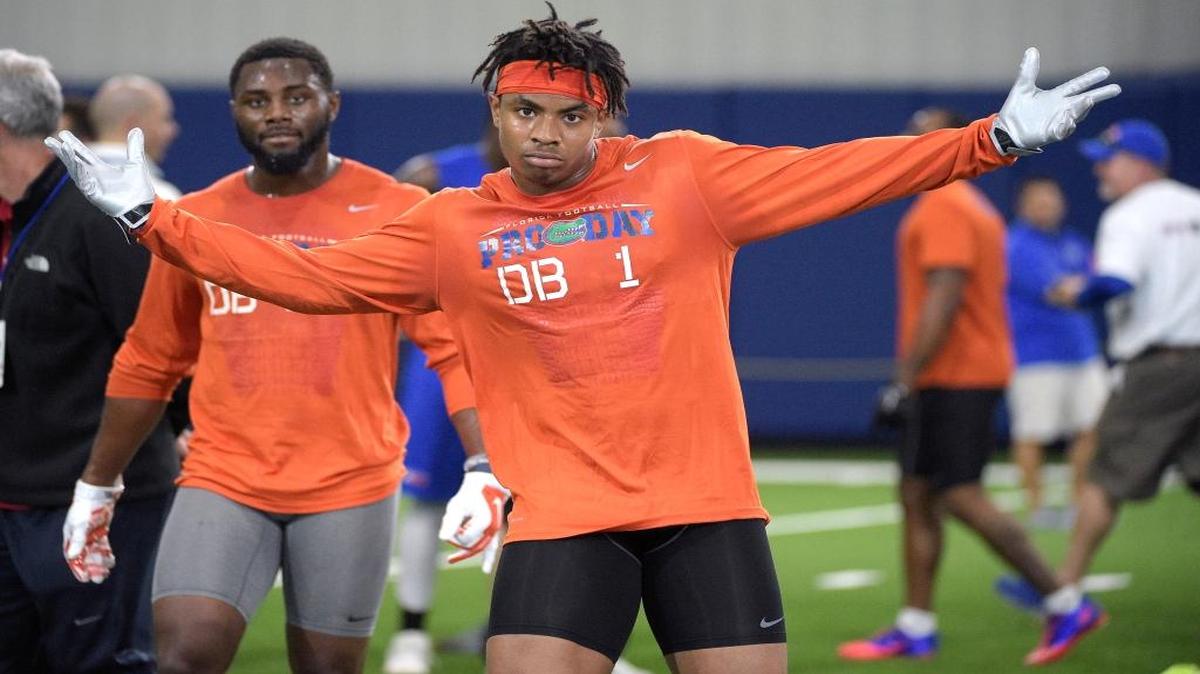 Defensive back Vernon Hargreaves III (1) poses for teammates watching Florida’s NFL Pro Day in Gainesville, Fla., Tuesday, March 22, 2016.