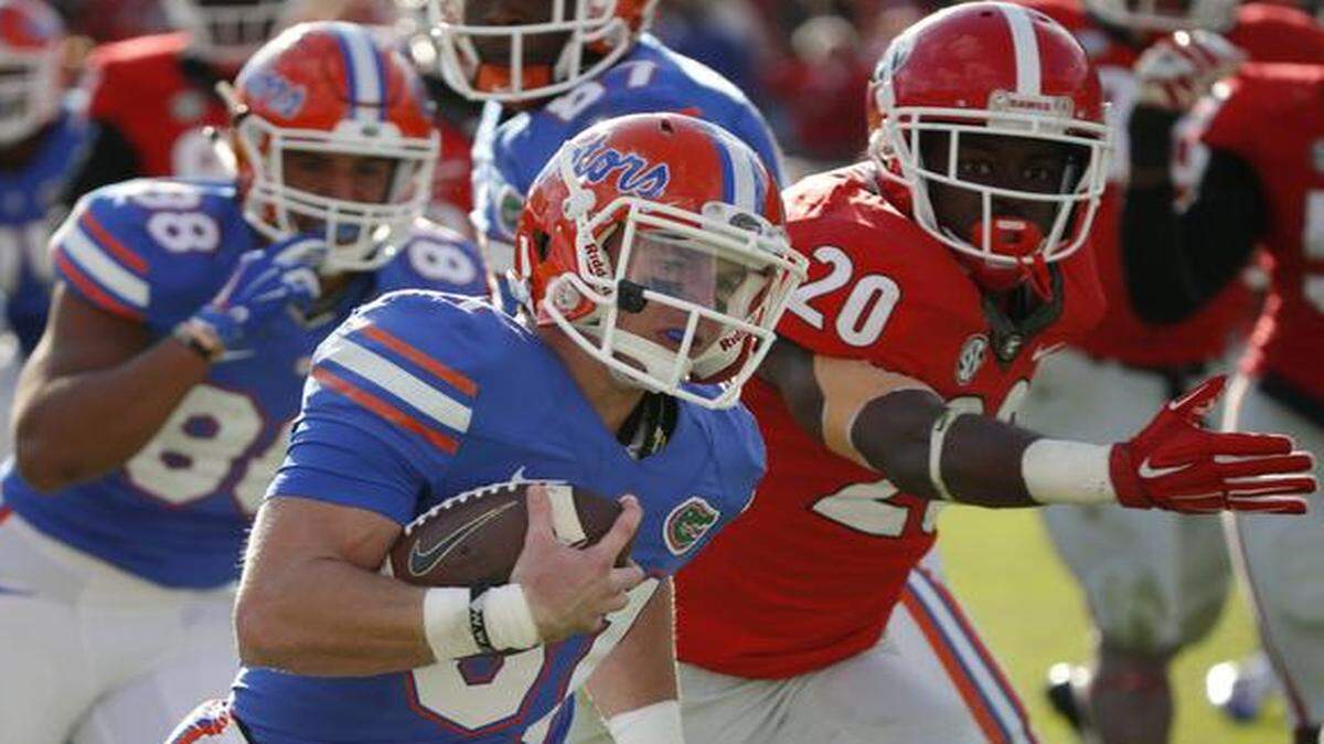 
Florida's Michael McNeely runs for a touchdown past Georgia safety Quincy Mauger (20) during the first half of an NCAA college football game in Jacksonville, Fla., Saturday, Nov. 1, 2014. 

