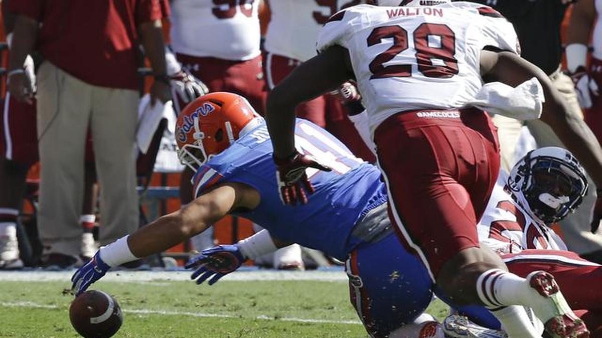 
Florida's Hunter Joyer (41) fumbles the ball in front of South Carolina's Jonathan Walton (28) on a kickoff return during the first half of an NCAA college football game in Gainesville, Fla., Saturday, Nov. 15, 2014. Joyner was able to recover his own fumble. 
