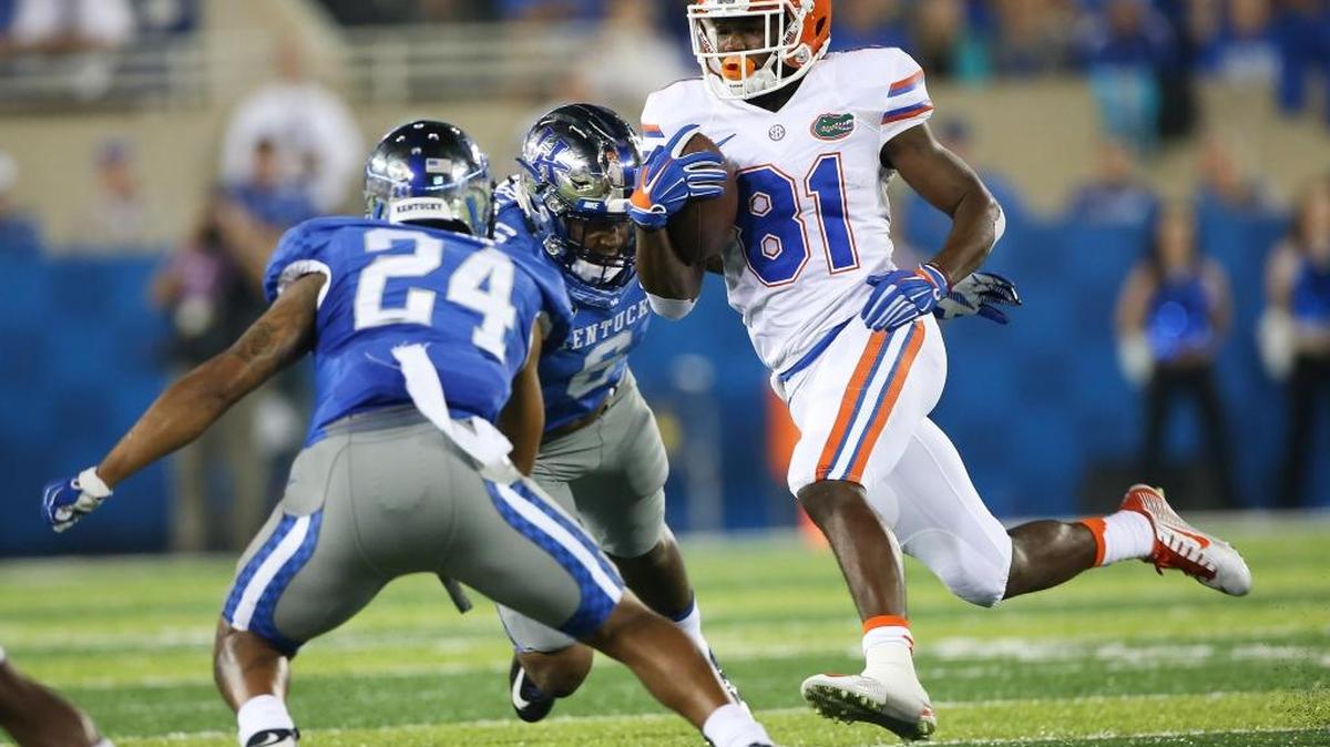 
Florida wide receiver Antonio Callaway looks for an opening between Kentucky cornerback Blake McClain, left, and defensive end Jason Hatcher during the second half Saturday, Sept. 19, 2015, in Lexington, Ky. Florida won the game 14-9. 
