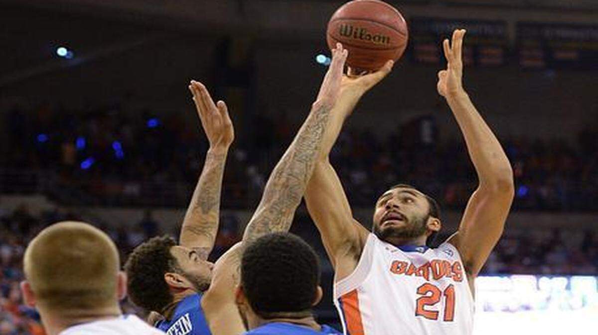 
Florida forward Jon Horford rises for a jumper over Kentucky’s Willie Cauley-Stein, second from left, and Karl-Anthony Towns (12) during Saturday night’s SEC showdown in Gainesville.
