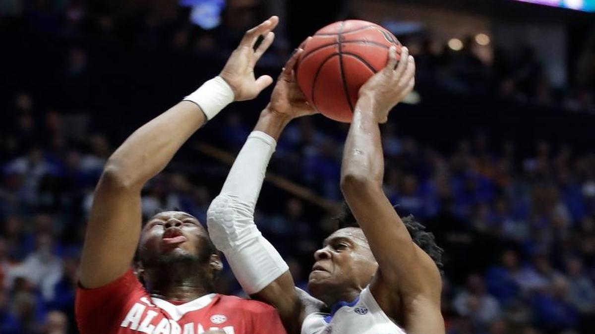 De’Aaron Fox drives to the basket during his 28-point masterpiece in Kentucky’s semifinal victory on Saturday.