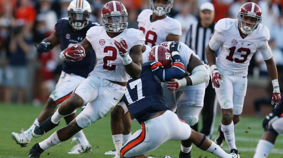 Alabama running back Derrick Henry (2) runs the ball against Auburn on Saturday, Nov. 28, 2015, in Auburn, Ala. Alabama won 29-13.