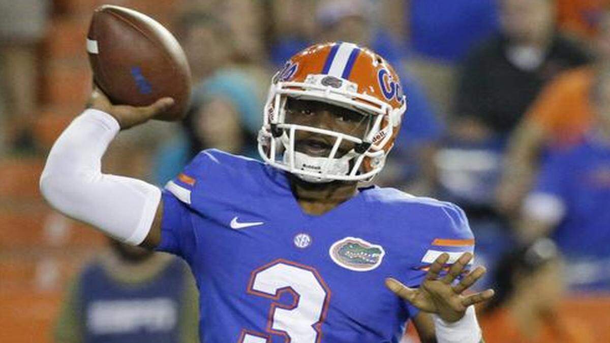 
Florida quarterback Treon Harris (3) throws a pass against Missouri during the first half of an NCAA college football game in Gainesville, Fla., Saturday, Oct. 18, 2014. 
