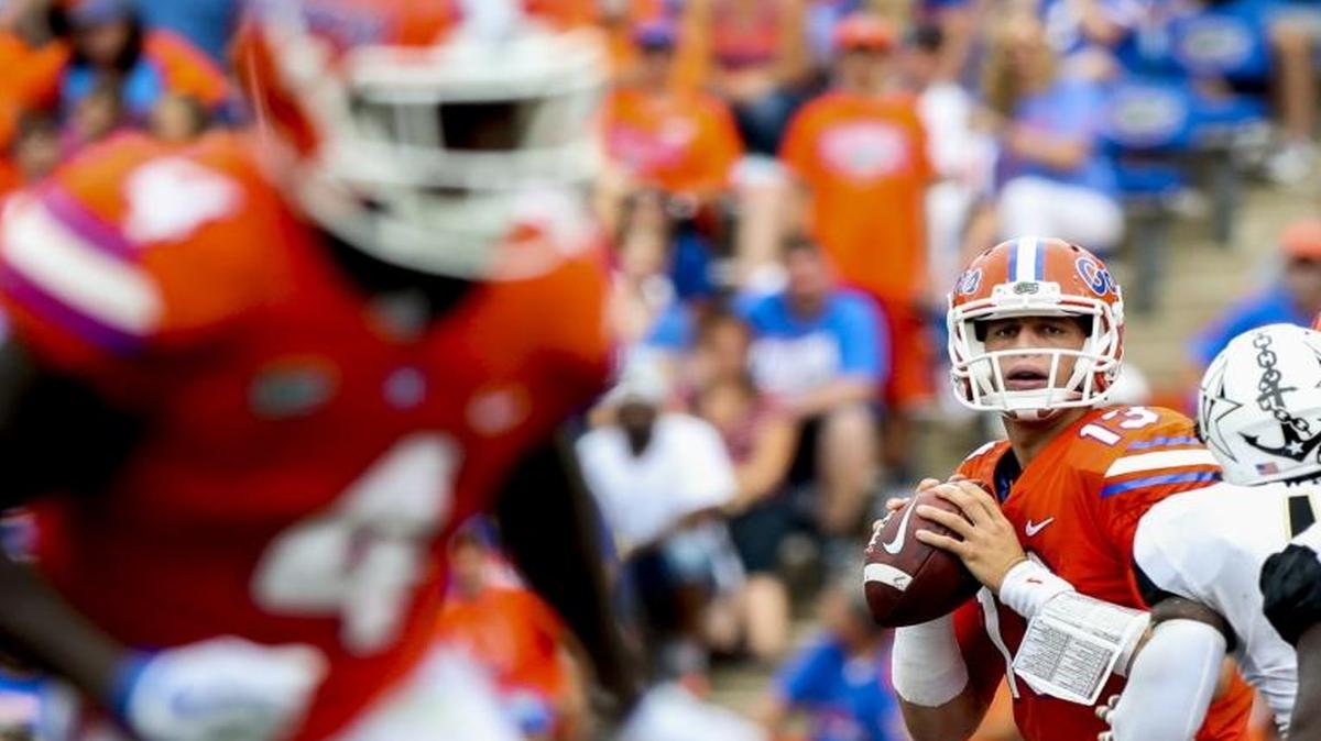 Florida Gators’ Feleipe Franks drops back to pass the ball during a game against the Vanderbilt Commodores at Ben Hill Griffin Stadium on September 30, 2017 in Gainesville, Florida.