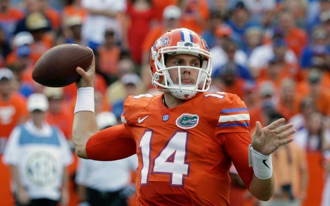 Florida quarterback Luke Del Rio looks for a receiver against Kentucky in the first half of an NCAA college football game, Saturday, Sept. 10, 2016, in Gainesville, Fla.