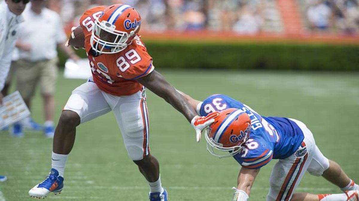 
Florida Orange team's Alvin Bailey (89) tries to get away from Blue team’s Eddie Giles (36) during the first half of Florida's spring Orange-Blue college football game in Gainesville, Fla., Saturday, April, 11, 2015. The Orange team won 31-6. 
