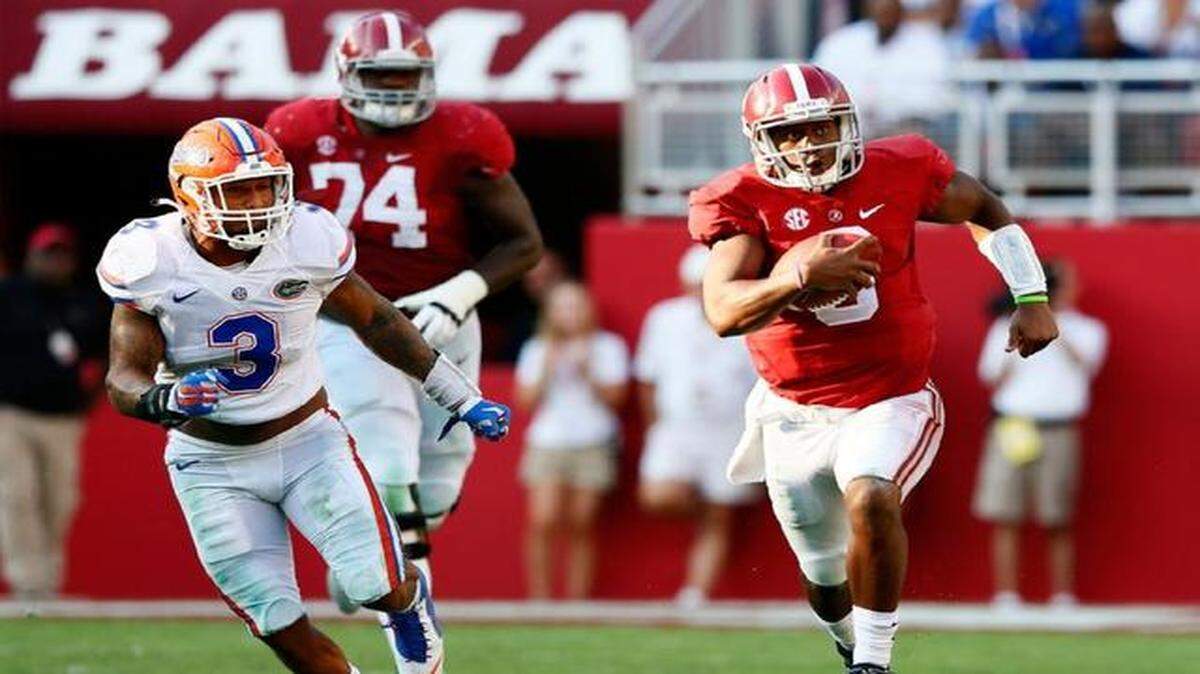 
Blake Sims #6 of the Alabama Crimson Tide rushes upfield past Antonio Morrison #3 of the Florida Gators at Bryant-Denny Stadium on September 20, 2014 in Tuscaloosa, Alabama.
