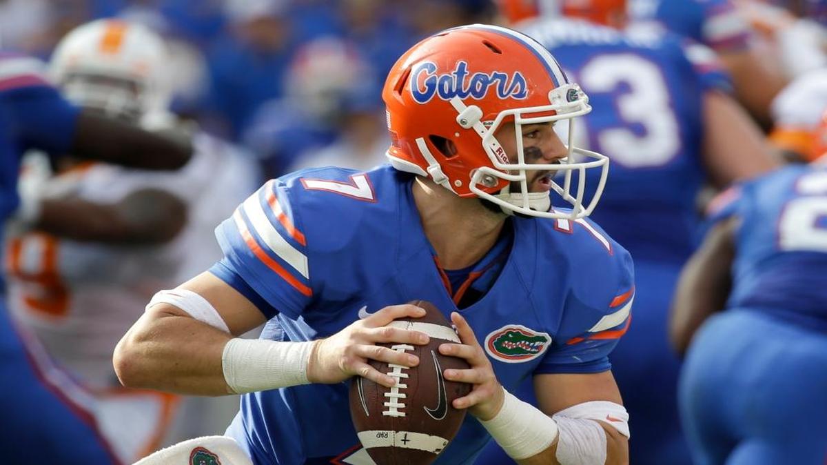 
Florida quarterback Will Grier (7) looks for a receiver against Tennessee during the first half of an NCAA college football game, Saturday, Sept. 26, 2015, in Gainesville, Fla.
