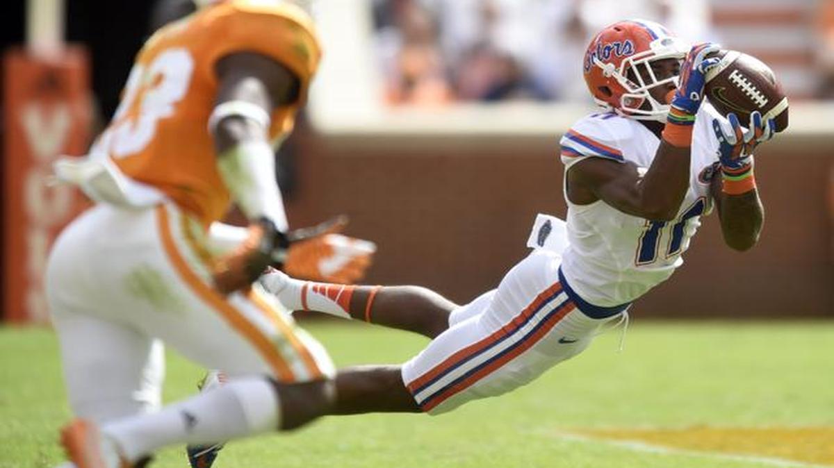 
Florida wide receiver Demarcus Robinson (11) pulls in a pass against Tennessee during the first half of an NCAA college football game at Neyland Stadium, Saturday, Oct. 4, 2014, in Knoxville, Tenn. 
