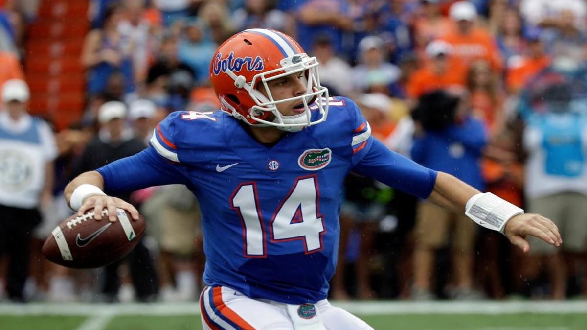 Florida quarterback Luke Del Rio looks for a receiver during the first half of an NCAA college football game , Saturday, Oct. 15, 2016, in Gainesville, Fla.
