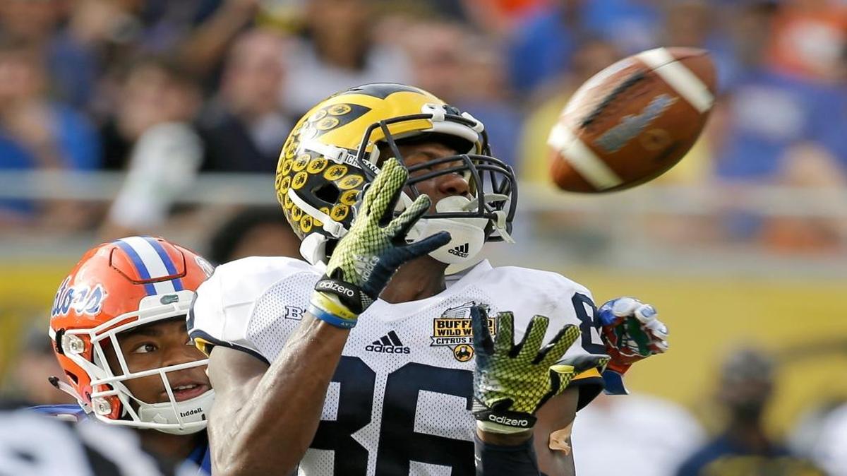 Michigan wide receiver Jehu Chesson (86) makes a reception in front of Florida defensive back Vernon Hargreaves III during the second half of the Citrus Bowl NCAA college football game, Friday, Jan. 1, 2016, in Orlando, Fla. Michigan won 41-7.