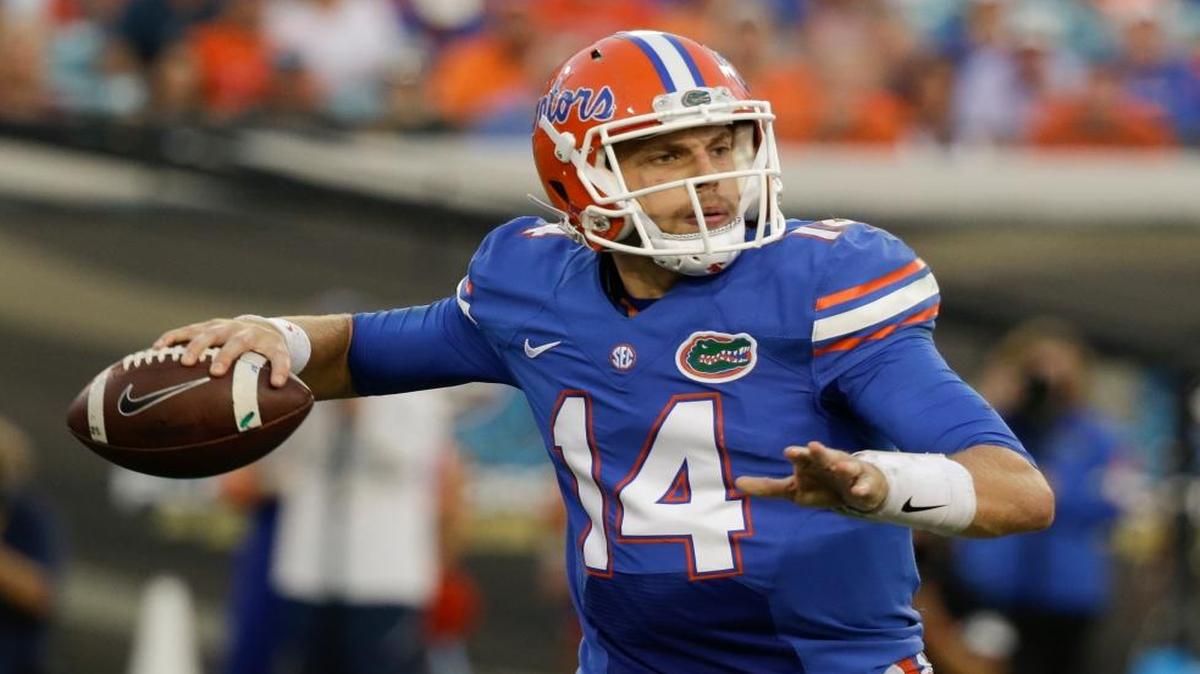 Florida quarterback Luke Del Rio throws a pass against Georgia during the second half of an NCAA college football game, Sat., Oct. 29, 2016, in Jacksonville, Fla.