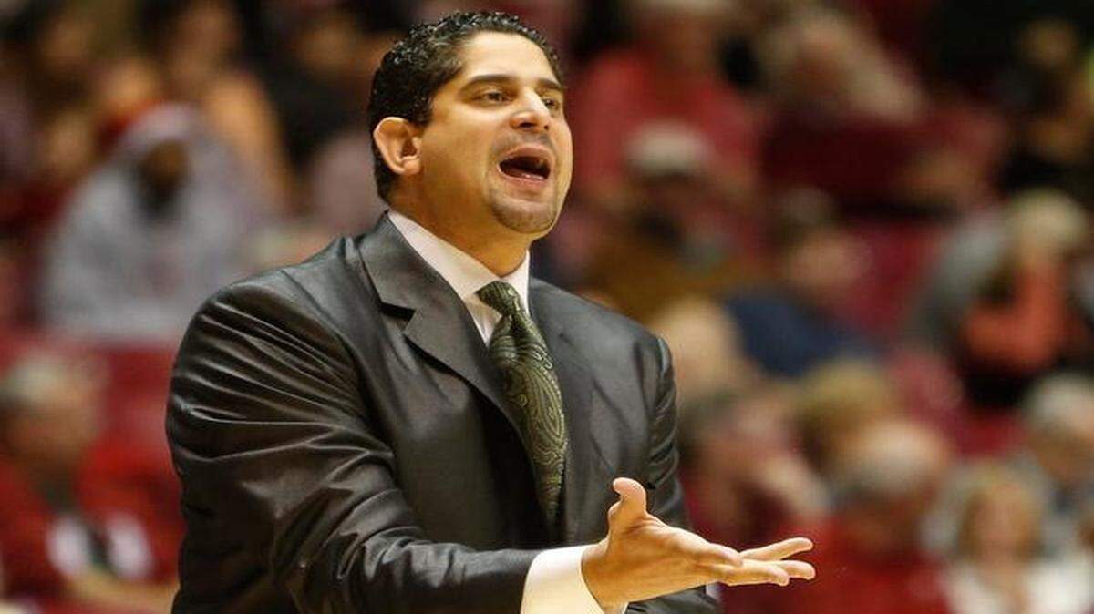 
South Florida coach Orlando Antigua calls a play to his team against Alabama in the first half of an NCAA college basketball game, Tuesday, Dec. 2, 2014, in Tuscaloosa, Ala. 
