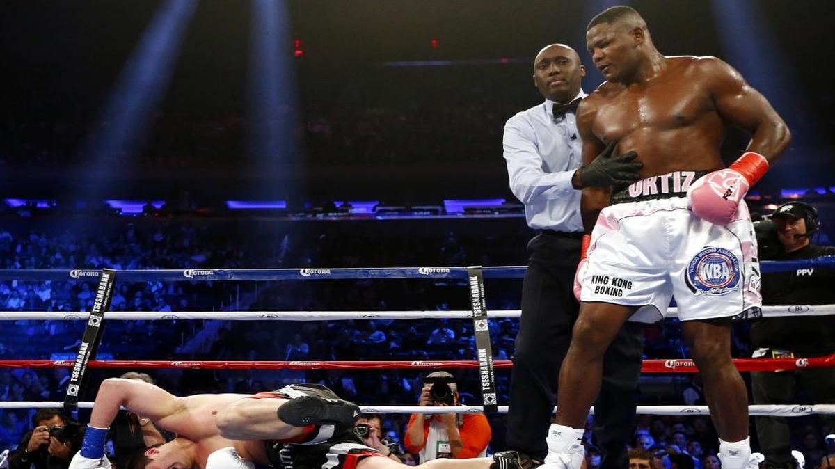 Luis Ortiz, right, knocks out Matias Ariel Vidondo of Argentina in the second round of an WBA heavyweight title bout at Madison Square Garden in New York on Saturday, Oct. 17, 2015. Ortiz won by a knockout in the third round.