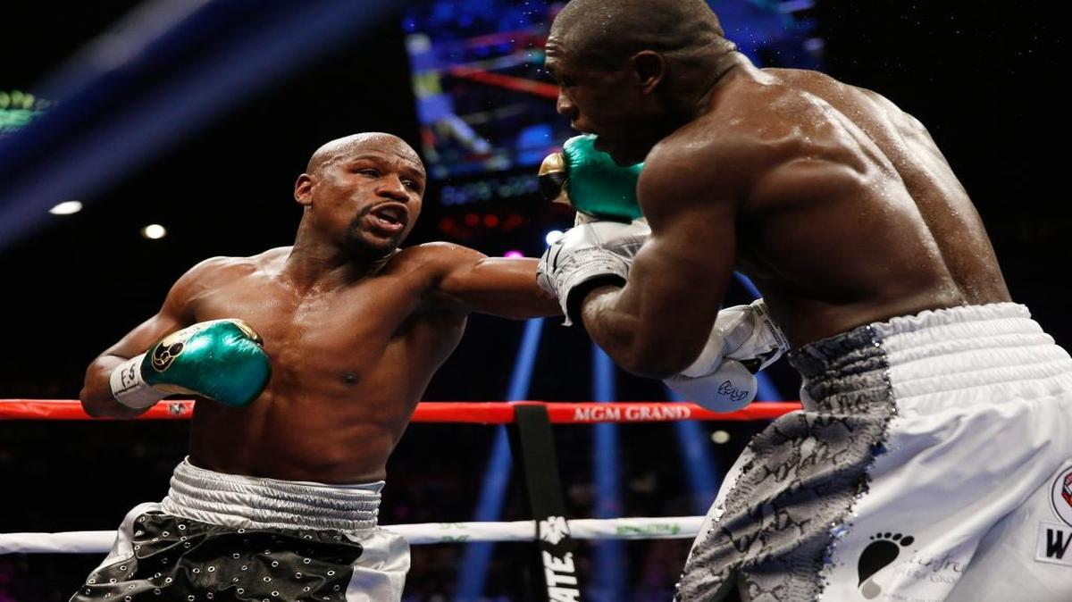 
Floyd Mayweather Jr., left, fights Andre Berto during their welterweight title bout Saturday, Sept. 12, 2015, in Las Vegas.
