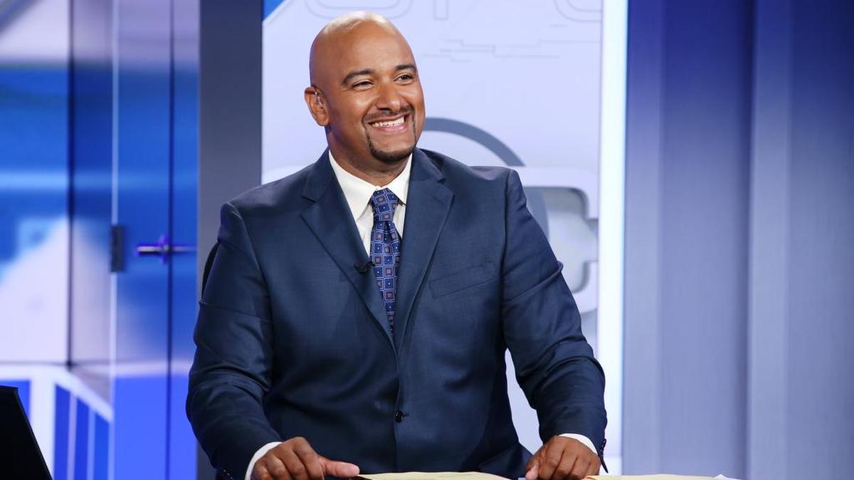 
ESPN SportsCenter anchor The Coach Jonathan Coachman, a former WWE commentator/interviewer, will be covering WWE SummerSlam Weekend for ESPN, a company first.
