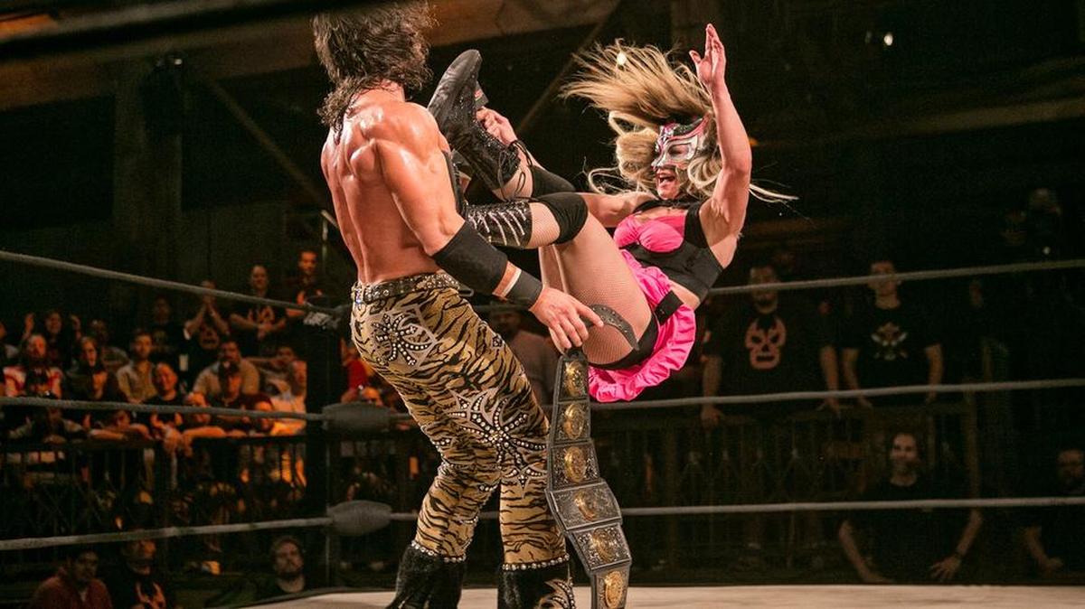 “Lucha Underground” -- El Rey Network’s exhilarating, lucha libre wrestling series from Emmy Award-winning producer Mark Burnett, MGM, Robert Rodriguez and FactoryMade Ventures -- is delivering an all-new, 40-episode, third season, which continues 8 p.m. ET/PT Wednesday, Oct 26.