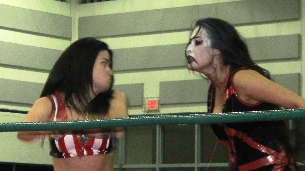 Angel Rose (left) wrestles the pyschotic Su Yung at a Ronin Pro Wrestling show. Both are top indie talents in Florida, and they work very well together.