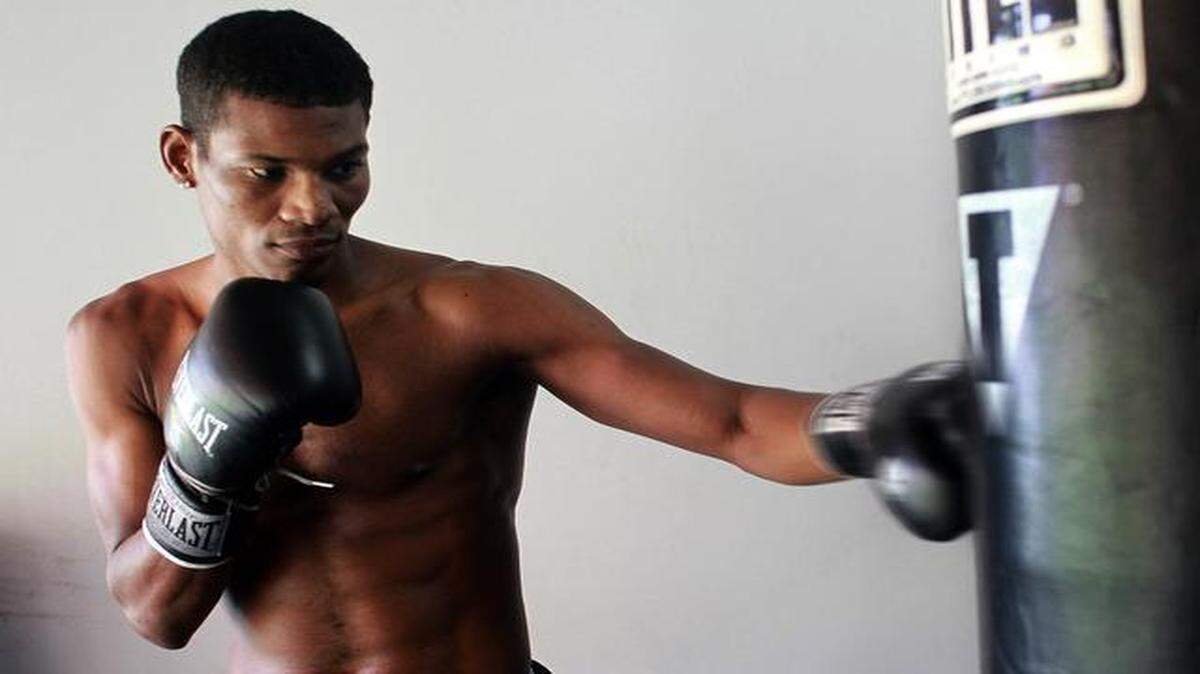 
Colombian boxer Breidis Prescott works out in Miami on March 25, 2013.
