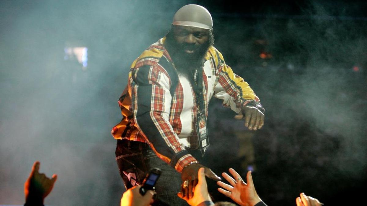 Mixed martial arts fighter Kimbo Slice walks to the cage during the Strikefoce mixed martial arts event on Saturday, March 29, 2008, in San Jose, Calif.