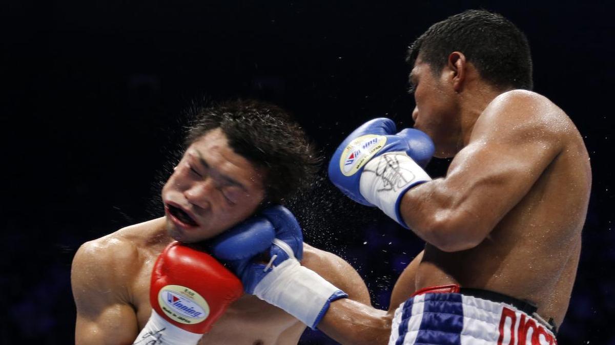 
Nicaraguan challenger Roman Gonzalez, right, hits his right on the face of Japanese champion Akira Yaegashi in the fifth round of their WBC flyweight boxing title match in Tokyo, Friday, Sept. 5, 2014. Gonzalez won the title after defeating Yaegashi by a technical knockout in the 10th round.
