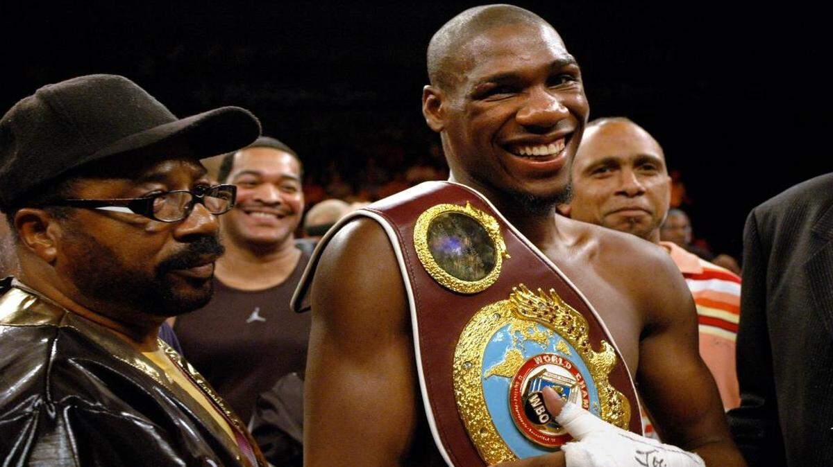 Paul Williams, right, celebrates his win over Carlos Quintana in the WBO welterweight boxing title bout in Uncasville, Conn., on Saturday, June 7, 2008. Williams defeated Quintana with a knockout in the first round.