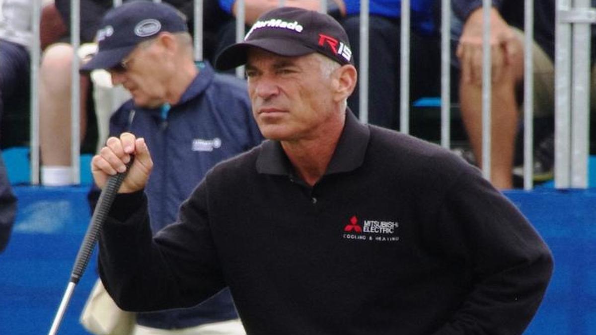 Corey Pavin lines up a putt Friday during his first-round, bogey-free 66. He shares the lead with Todd Hamilton.