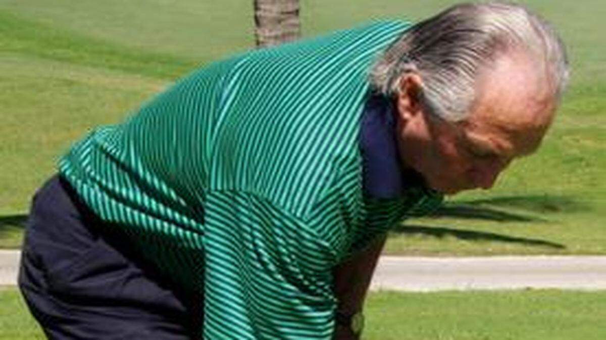 <cutline_leadin>Mr. Fix-it</cutline_leadin>: Charlie DeLucca Jr. repairs any divots lacking sand on his revamped golf course.