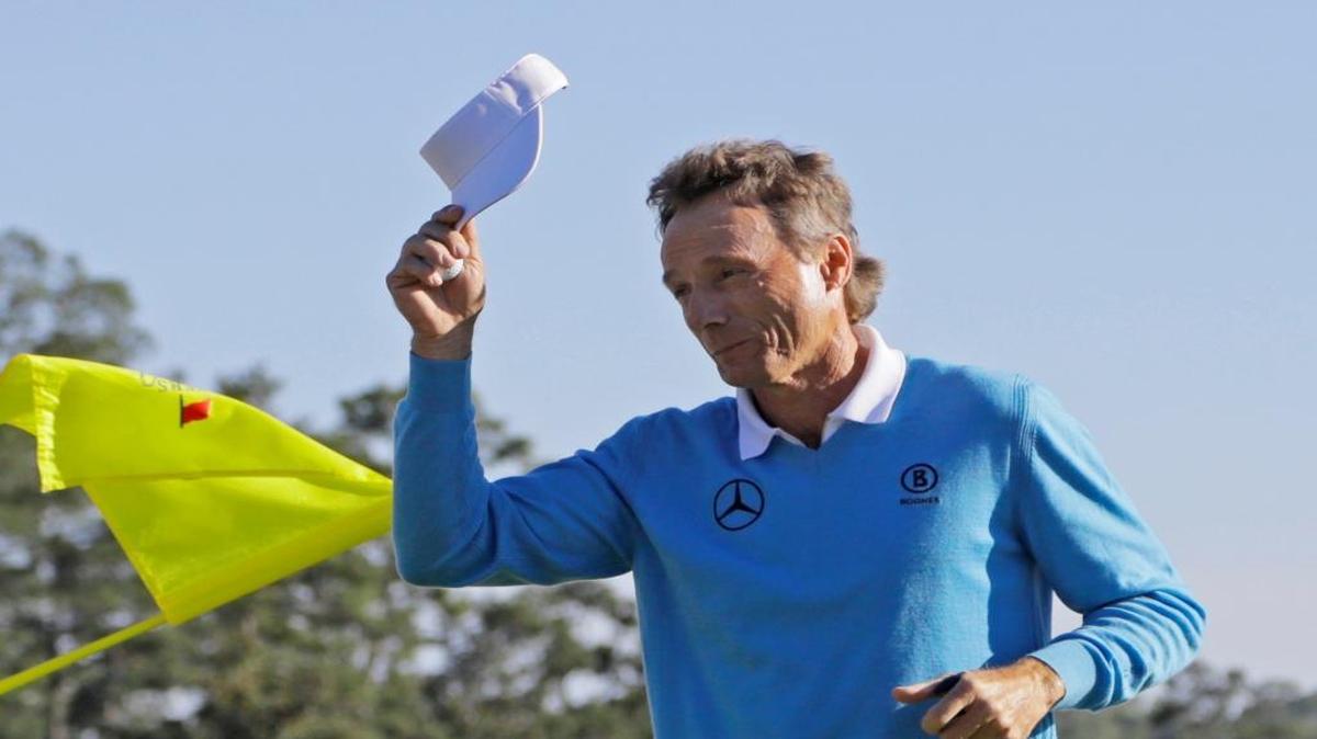 Boca Raton resident Bernhard Langer tips his cap to the gallery on No. 18 after shooting a 2-under-par 70 in the third round to trail Jordan Spieth by two shots.