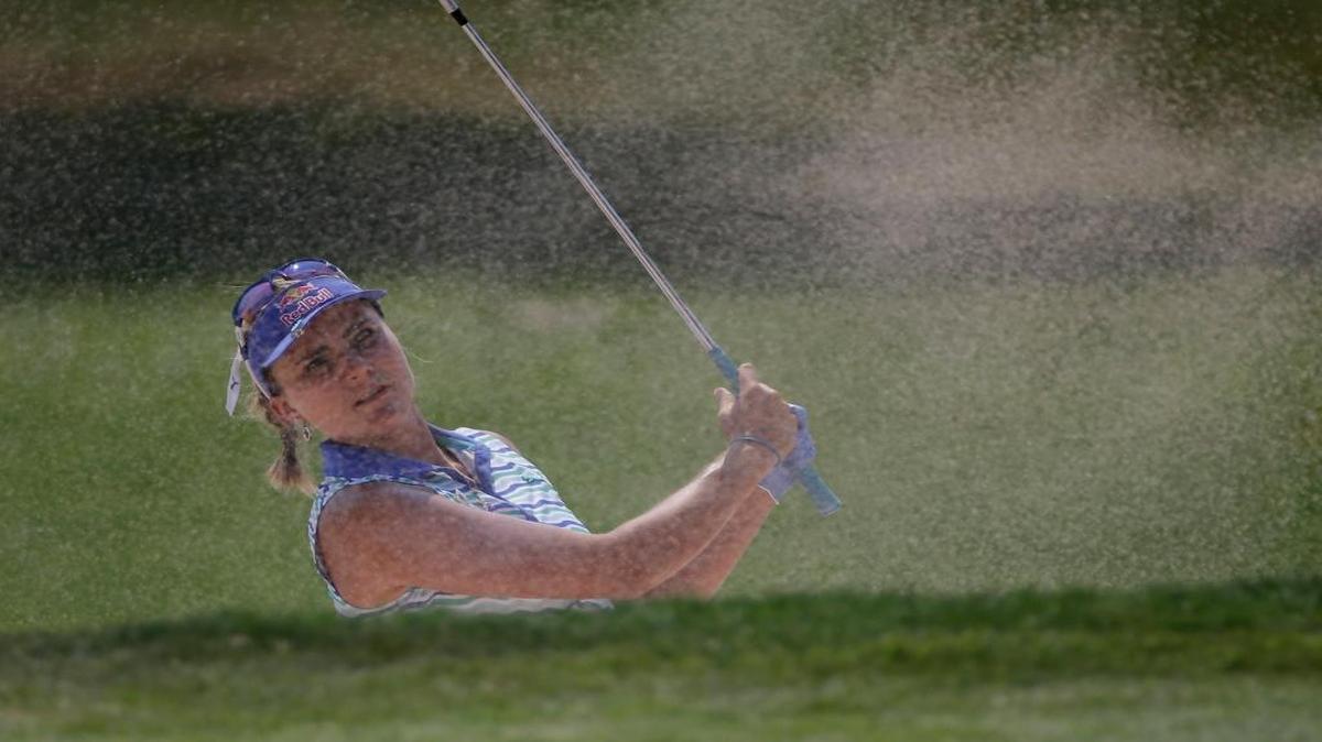 Lexi Thompson of the United States watches her ball from bunker on the 9th hole during the final round of the LPGA Thailand golf tournament in Pattaya, southern Thailand on Feb. 28, 2016.