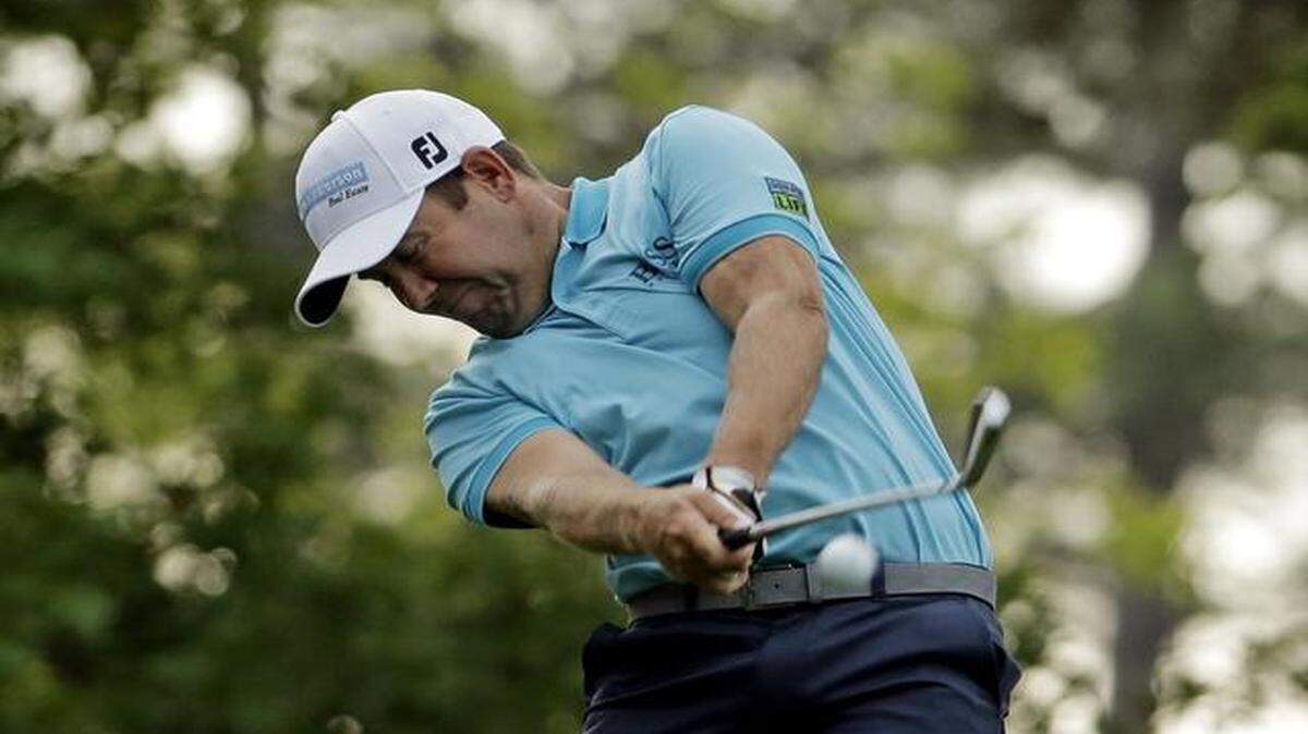 
Erik Compton tees off on the fourth hole during the second round of the Masters golf tournament Friday, April 10, 2015, in Augusta, Ga. 
