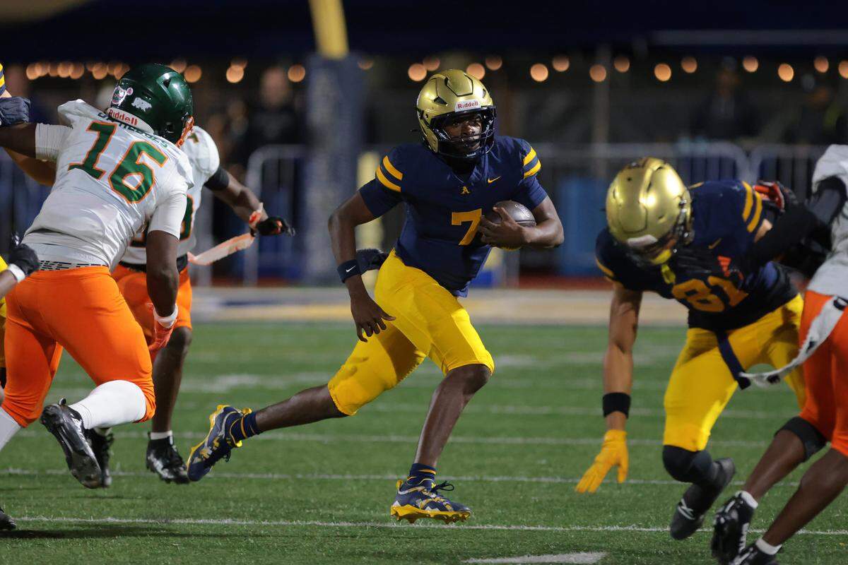 St. Thomas Aquinas quarterback Mason Mallory (7) runs with the football against McArthur during the second quarter of a Region 4-5A final football playoff game at St. Thomas Aquinas High School on Friday, Nov. 28, 2025, in Fort Lauderdale, Fla.