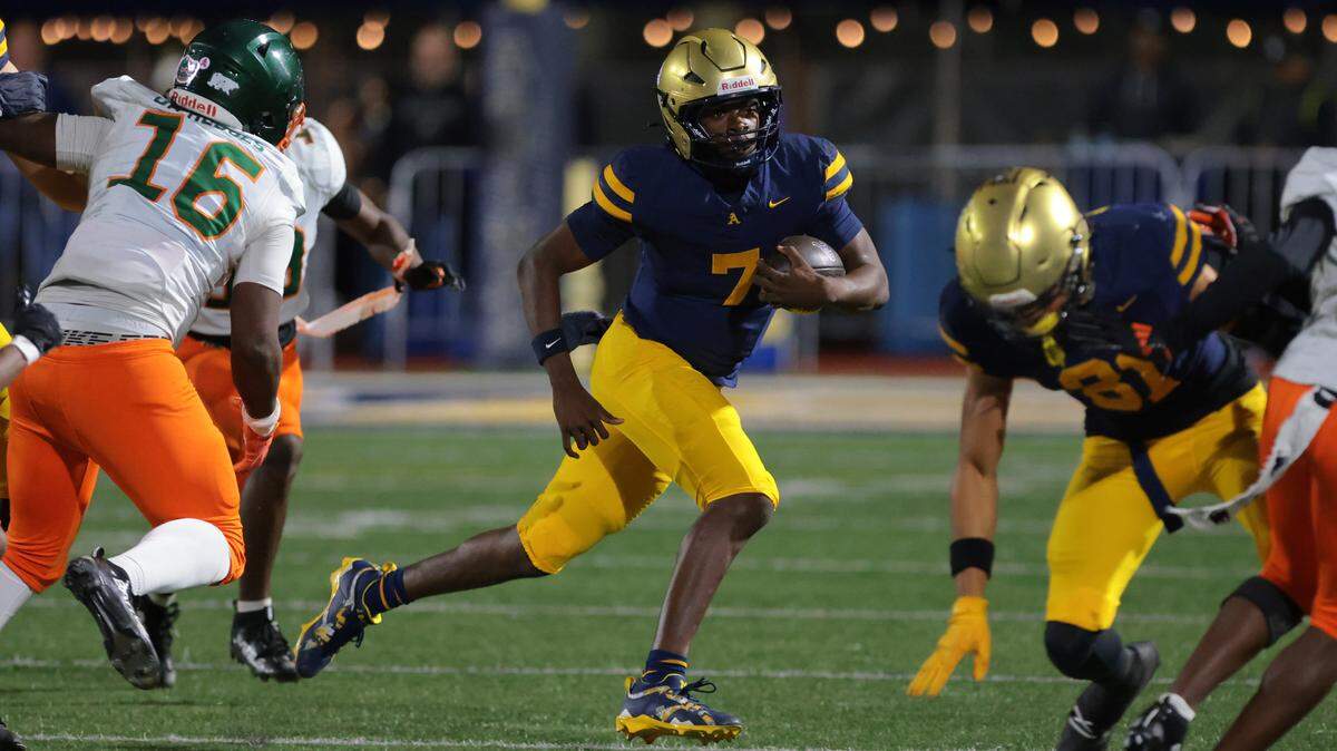 St. Thomas Aquinas quarterback Mason Mallory (7) runs with the football against McArthur during the second quarter of a Region 4-5A final football playoff game at St. Thomas Aquinas High School on Friday, Nov. 28, 2025, in Fort Lauderdale, Fla.