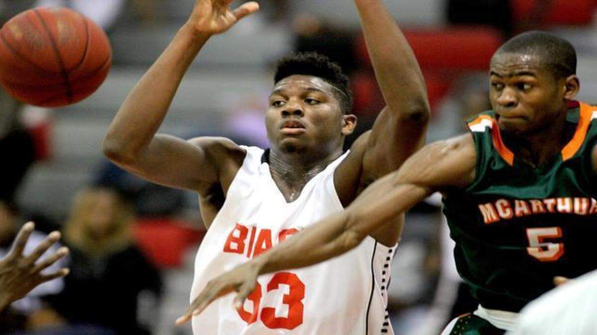 
Miami Beach’s Zach Brown (33) fights for a rebound against McArthur’s Derric Jean (5) on Tuesday, Feb. 17, 2015 in a Class 8A regional semifinal. 
