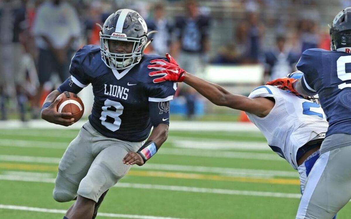 Chaminade-Madonna HS Shaun Shivers, 8, runs for a second quarter touchdown as they play North Miami Beach HS at Chaminade-Madonna in Hollywood on Sept. 2, 2016.